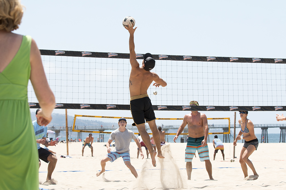 Match the beach. Мужской пляжный волейбол. Волейбол на пляже. Пляжный волейбол мужчины. Волейбол на пляже мужчины.
